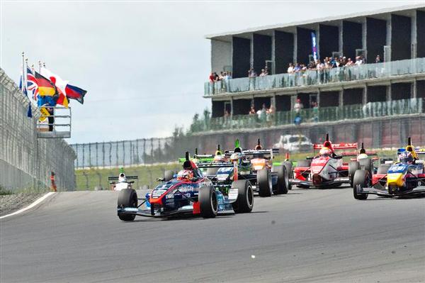 Turn 1 - Mitch Evans leads at Hampton Downs 2011